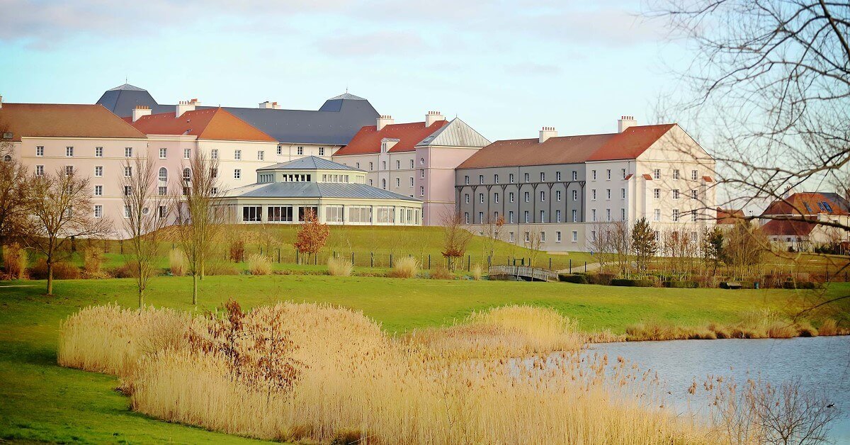 Das nach einem Kloster thematisierte B&B Hotel bei Disneyland Paris