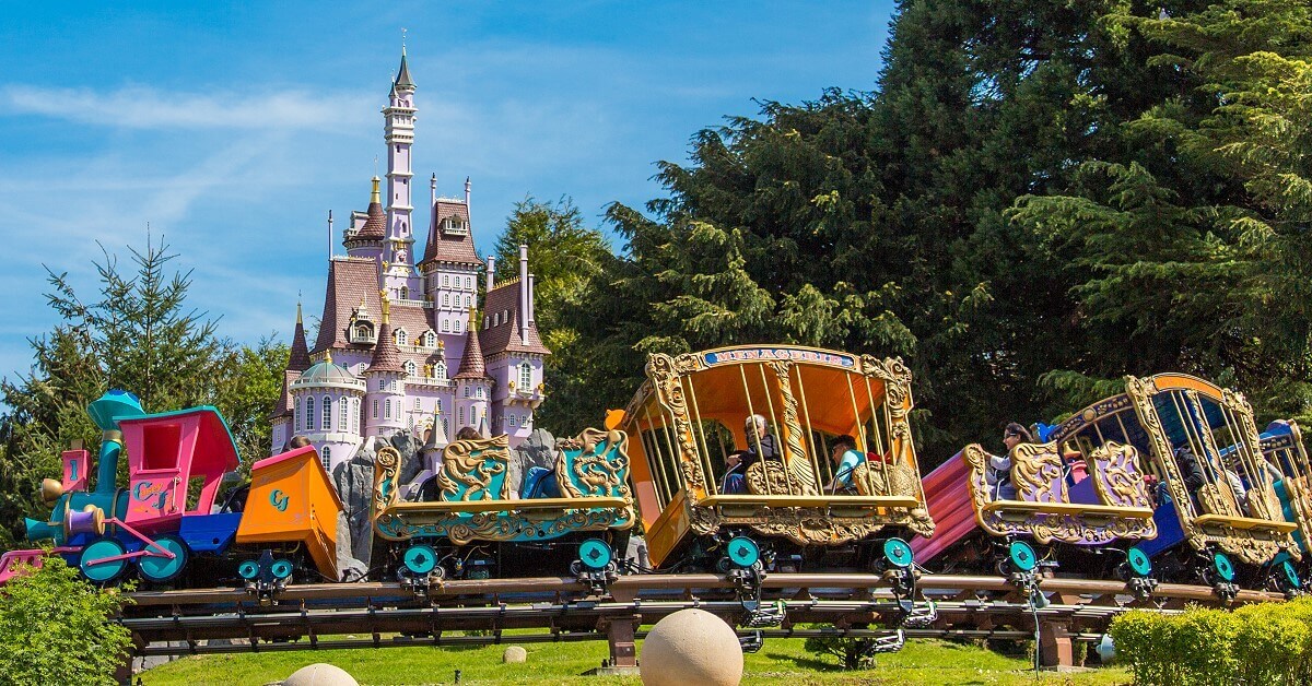 Casey Jr. Zug vor dem Schloss des Biests aus Beauty and the Beast
