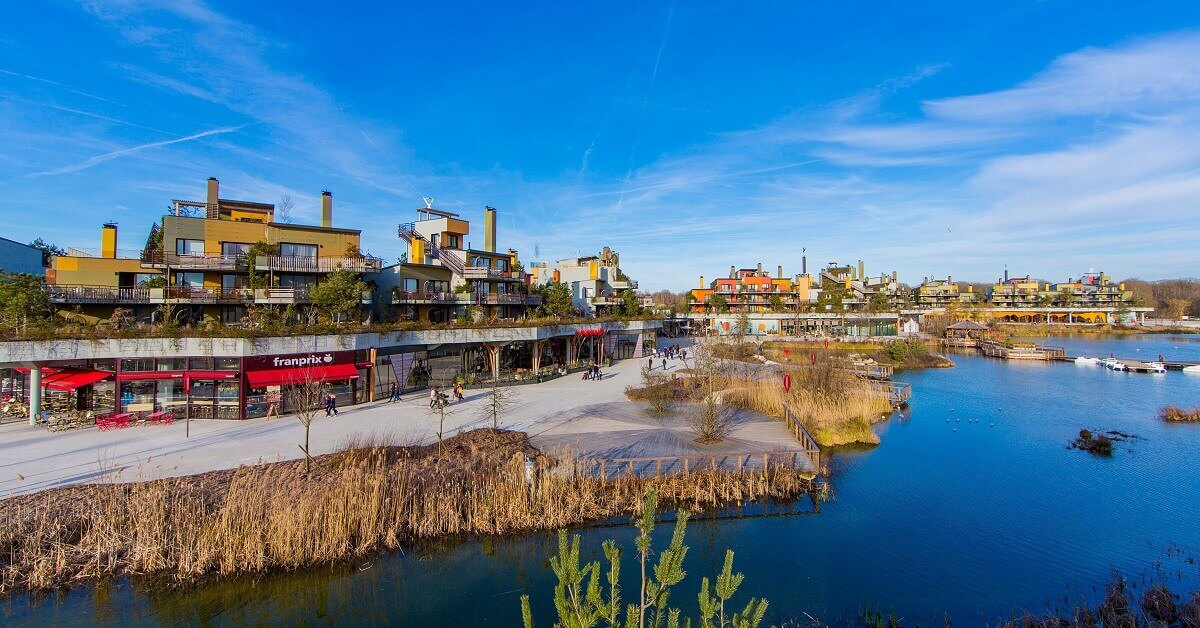 Blick über die Seepromenade in den Villages Nature, einem der Disney Nature Resorts