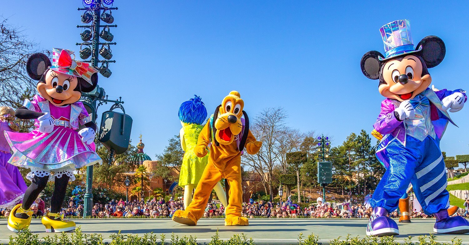 Minnie, Pluto und Mickey auf einer Bühne während der Show Dream and Shine Brighter