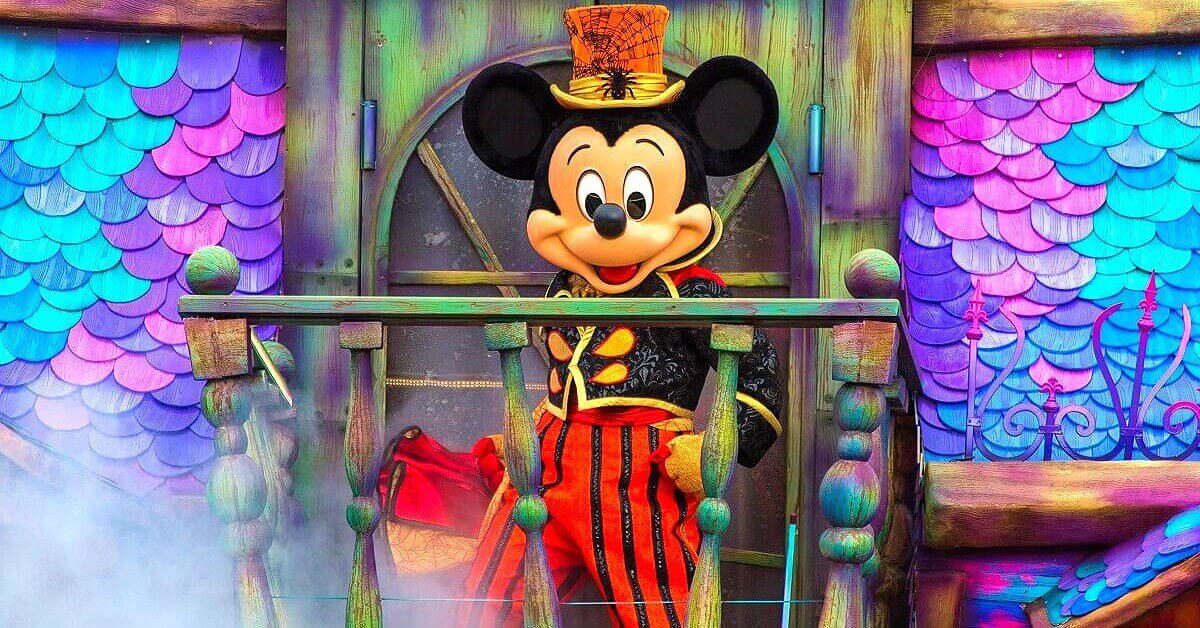 Mickey Mouse auf dem Illusion Manor Wagen zu Halloween in Disneyland Paris