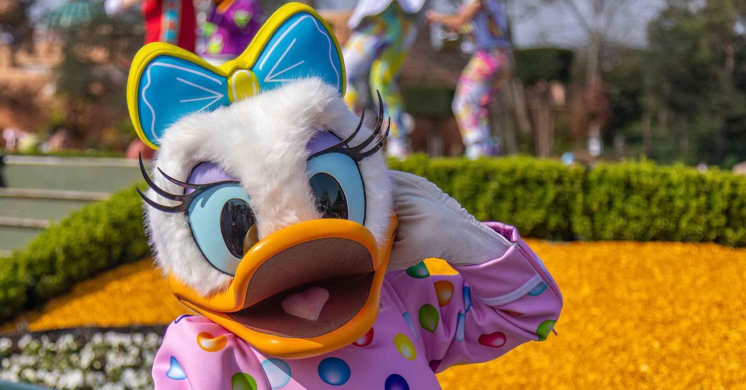 Daisy bei A Million Splashes of Colour Daisy Duck posiert vor ihrer Bühne bei der Show A Million Splashes of Colour