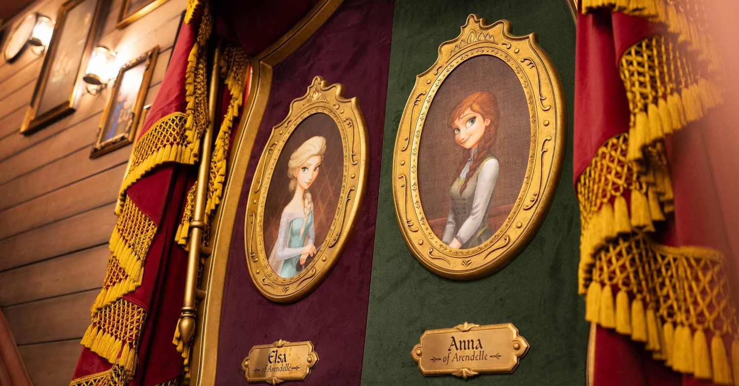 Elsa und Anna im goldgerahmten Portrait Porträts von Elsa und Anna in einem goldenen Rahmen in der Nordic Crowns Tavern in der World of Frozen.