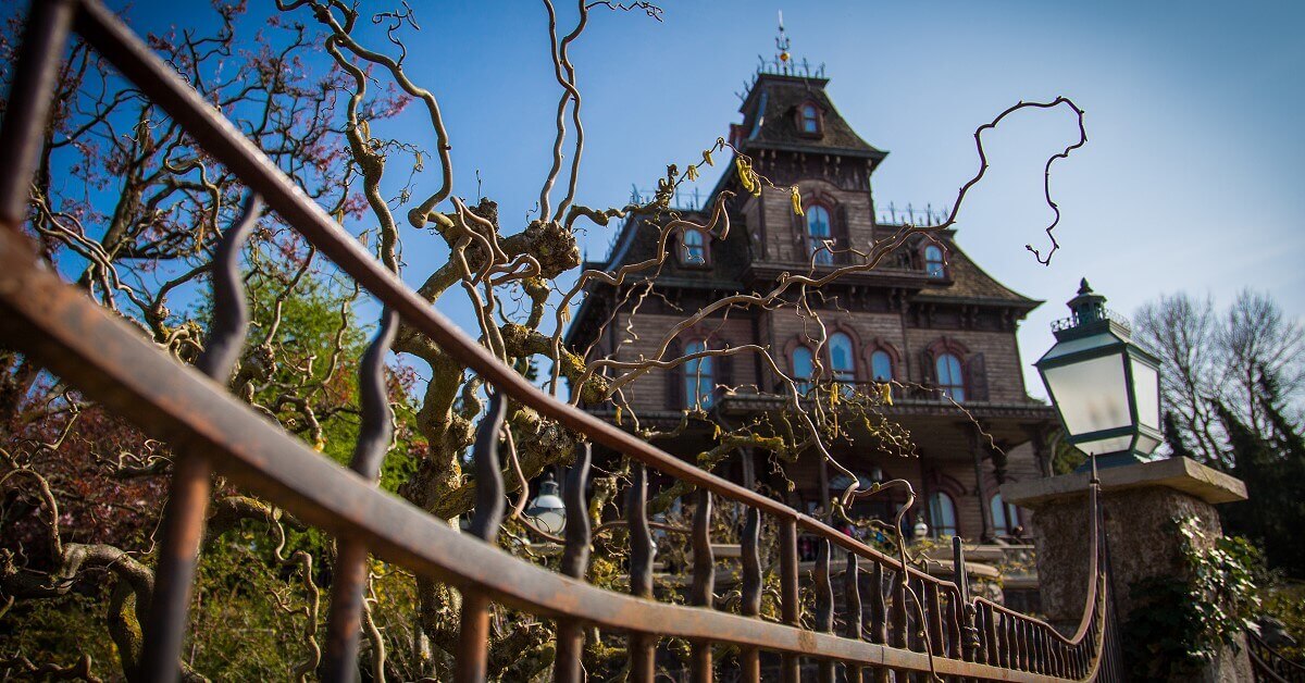 Phantom Manor von vor dem Anwesen gesehen