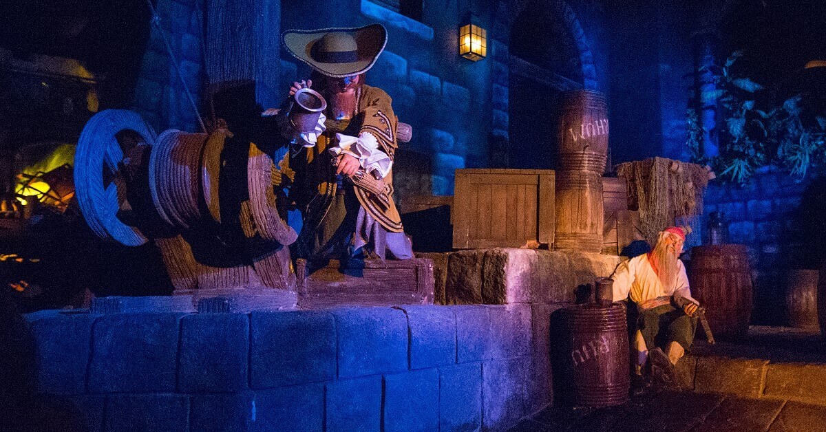 Pirat mit Krug bei Pirates of the Caribbean