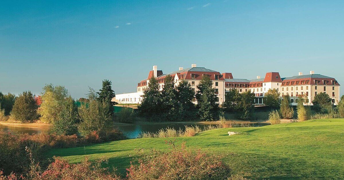 Das Golfresort Radisson Blu in Disneyland Paris vom Golfplatz aus