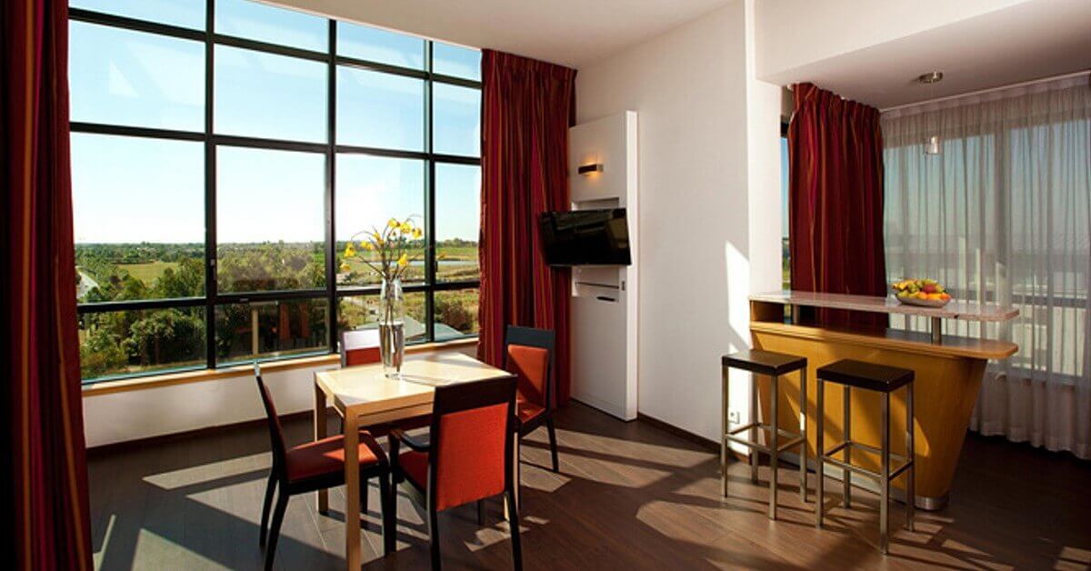 Wohnbereich eines Prestigezimmers im Reidhome bei Disneyland Paris