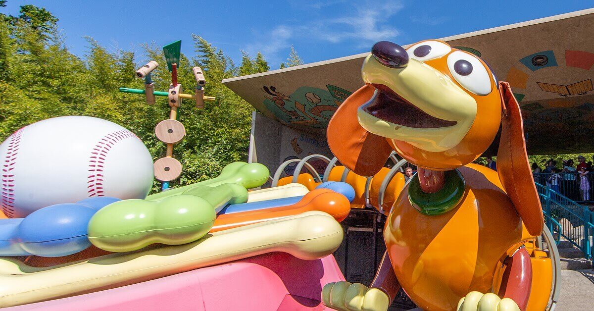 Slinky fährt seine Runde bei Slinky Dog Zig Zag Spin