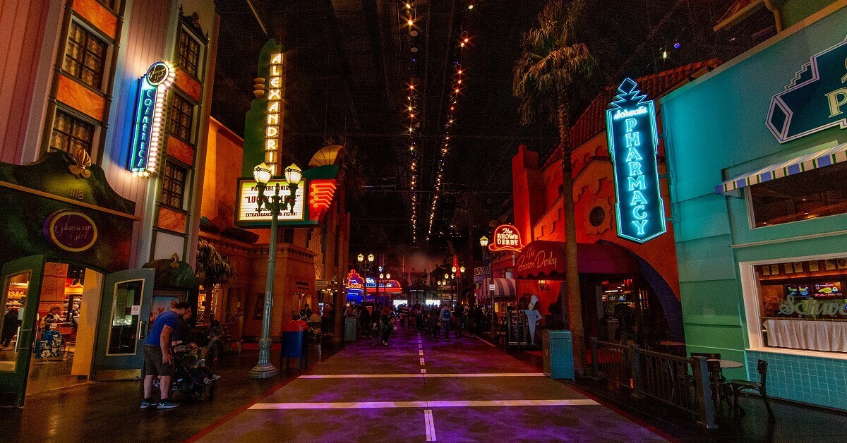 Totale von Studio 1 - nächtliche Straße von Hollywood