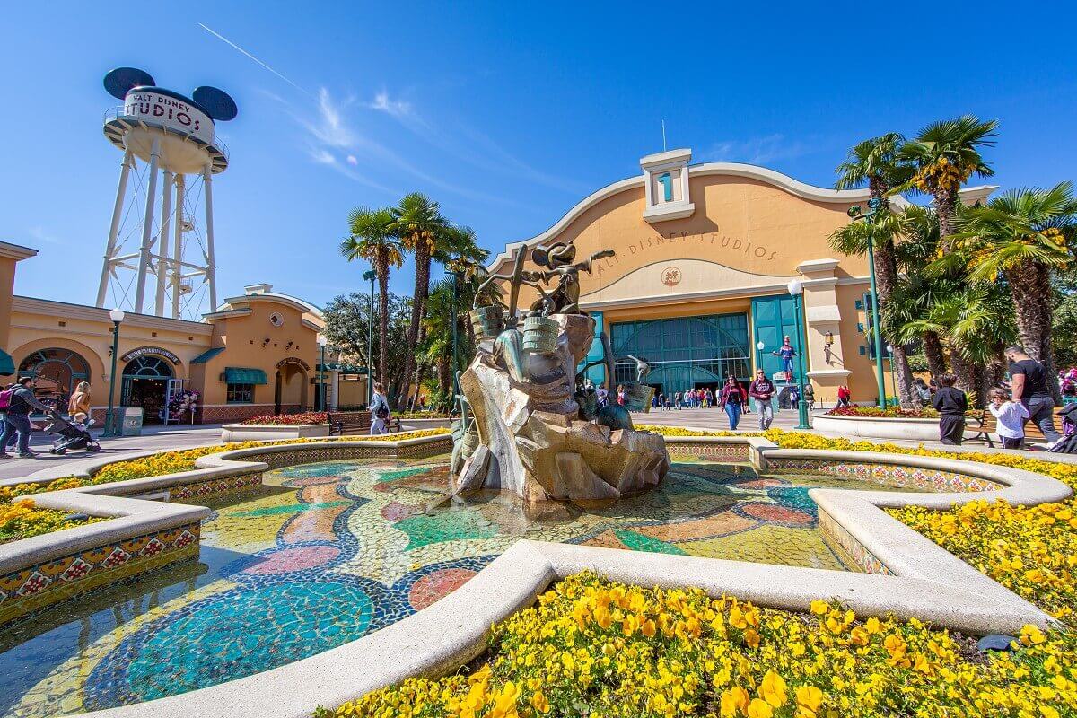 Der Front Lot in den Walt Disney Studios mit Mickey als Zauberlehrling Brunnen, Earfell Tower und Studio 1