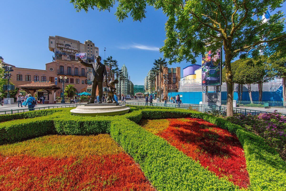 Hollywood Boulevard vom Studio 1 aus gesehen: Im Vordergrund die Partner Statue mit Walt Disney & Mickes, links im Hintergrund der Tower of Terror