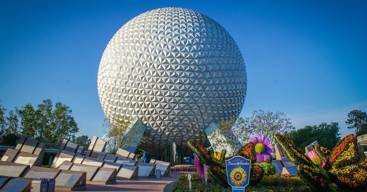 Spaceship Earth in Epcot, Außensicht über die Leave a Legacy Monolithen