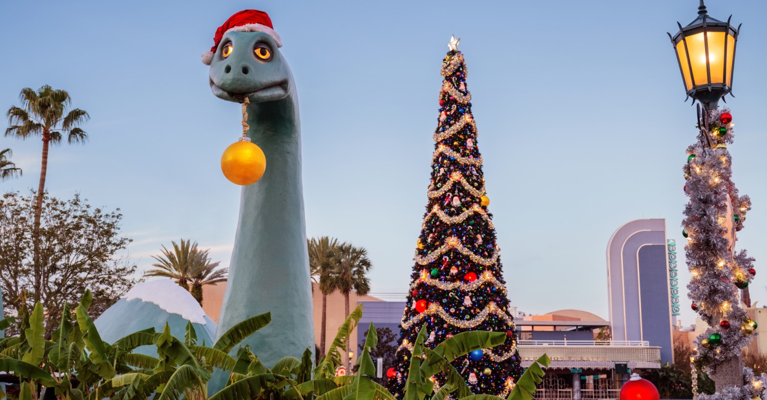 Weihnachtsbaum und Gertie in Hollywood Studios Weihnachtsbaum und Gertie Statue mit Weihnachtsmütze in Disney’s Hollywood Studios