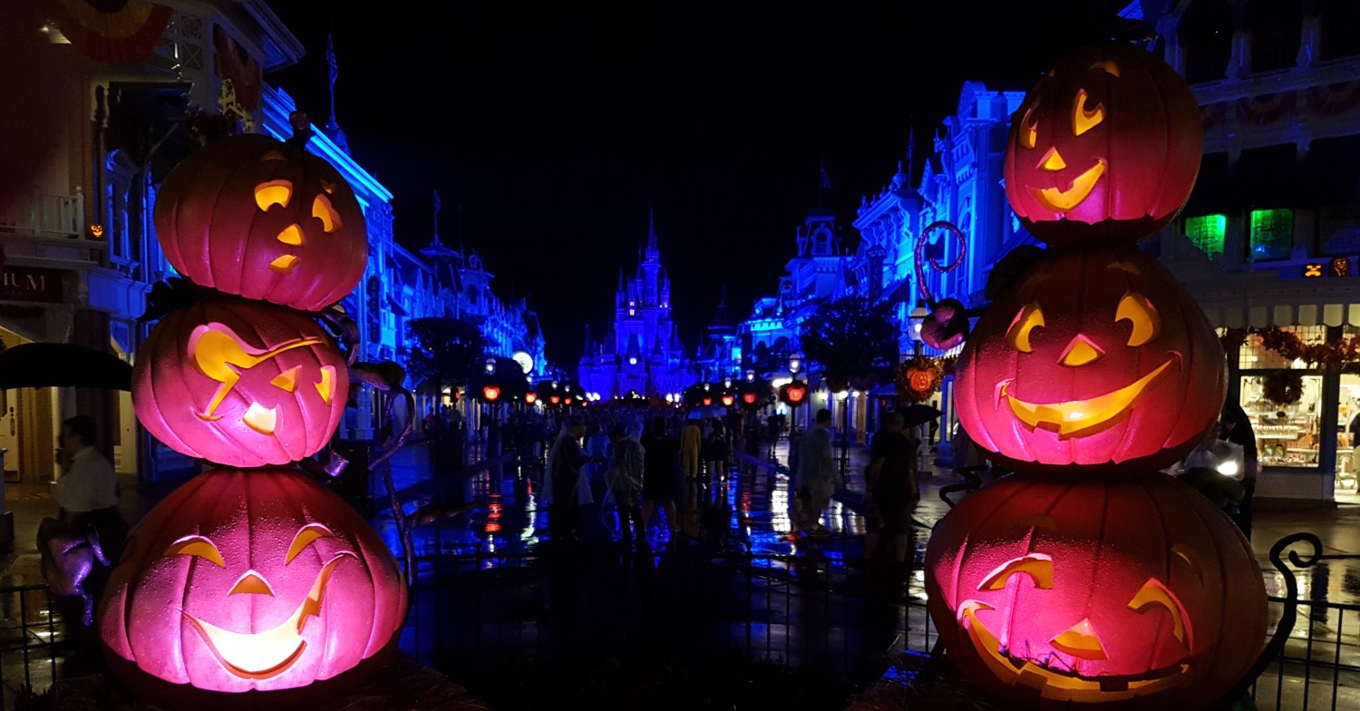 Halloween-Dekoration auf der Main Street U.S.A. Leuchtende Halloween-Kürbisse auf der Main Street U.S.A. im Magic Kingdom bei Nacht