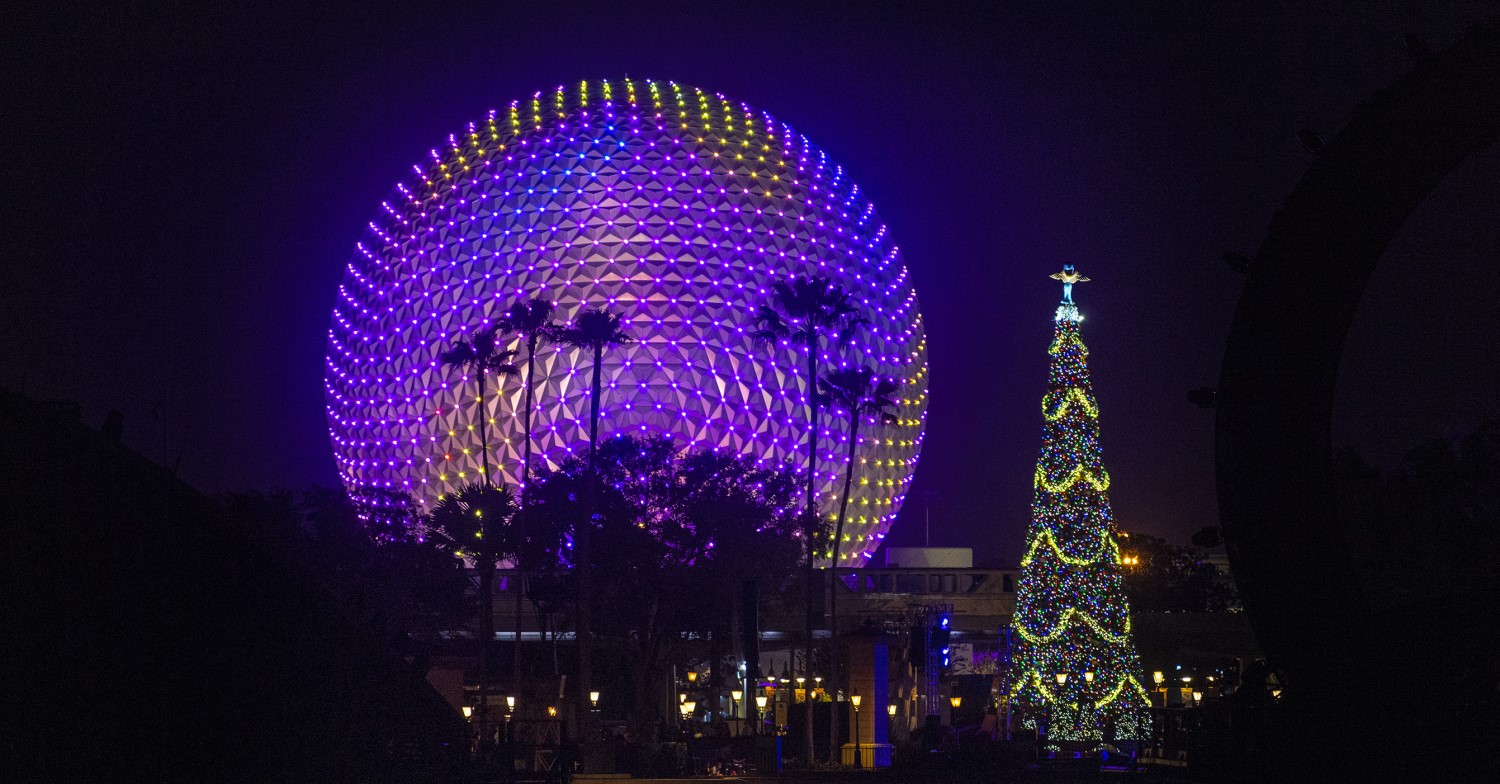 EPCOT mit Weihnachtsbaum bei Nacht Spaceship Earth und festlich beleuchteter Weihnachtsbaum bei Nacht im EPCOT Themenpark in Walt Disney World