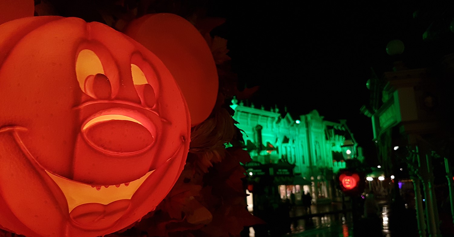 Mickey Kürbis bei der Halloween Party Mickey Mouse Kürbisdekoration bei Mickey’s Not-So-Scary Halloween Party im Magic Kingdom