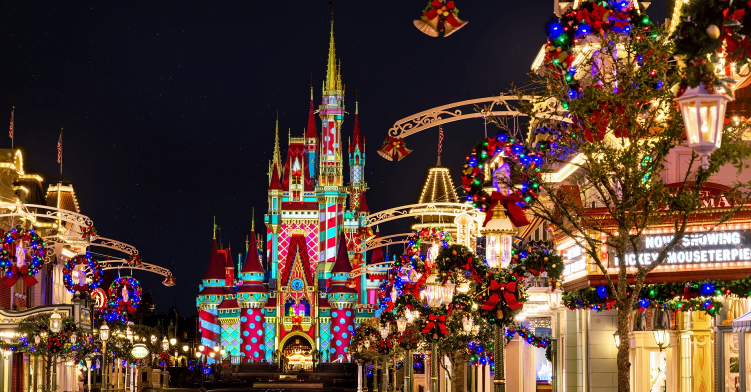 Weihnachtsstimmung im Magic Kingdom Cinderella Castle und weihnachtlich geschmückte Main Street U.S.A. bei Mickey’s Very Merry Christmas Party