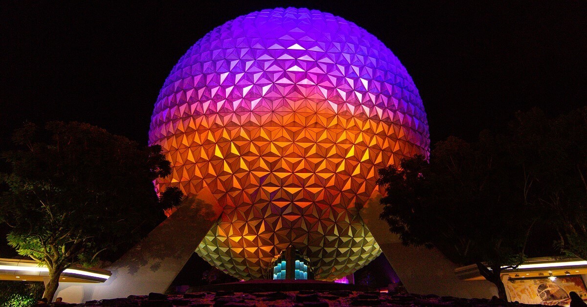 Bei Nacht: die geodätische Kuppel von Spaceship Earth markiert den Eingang zu Futureworld