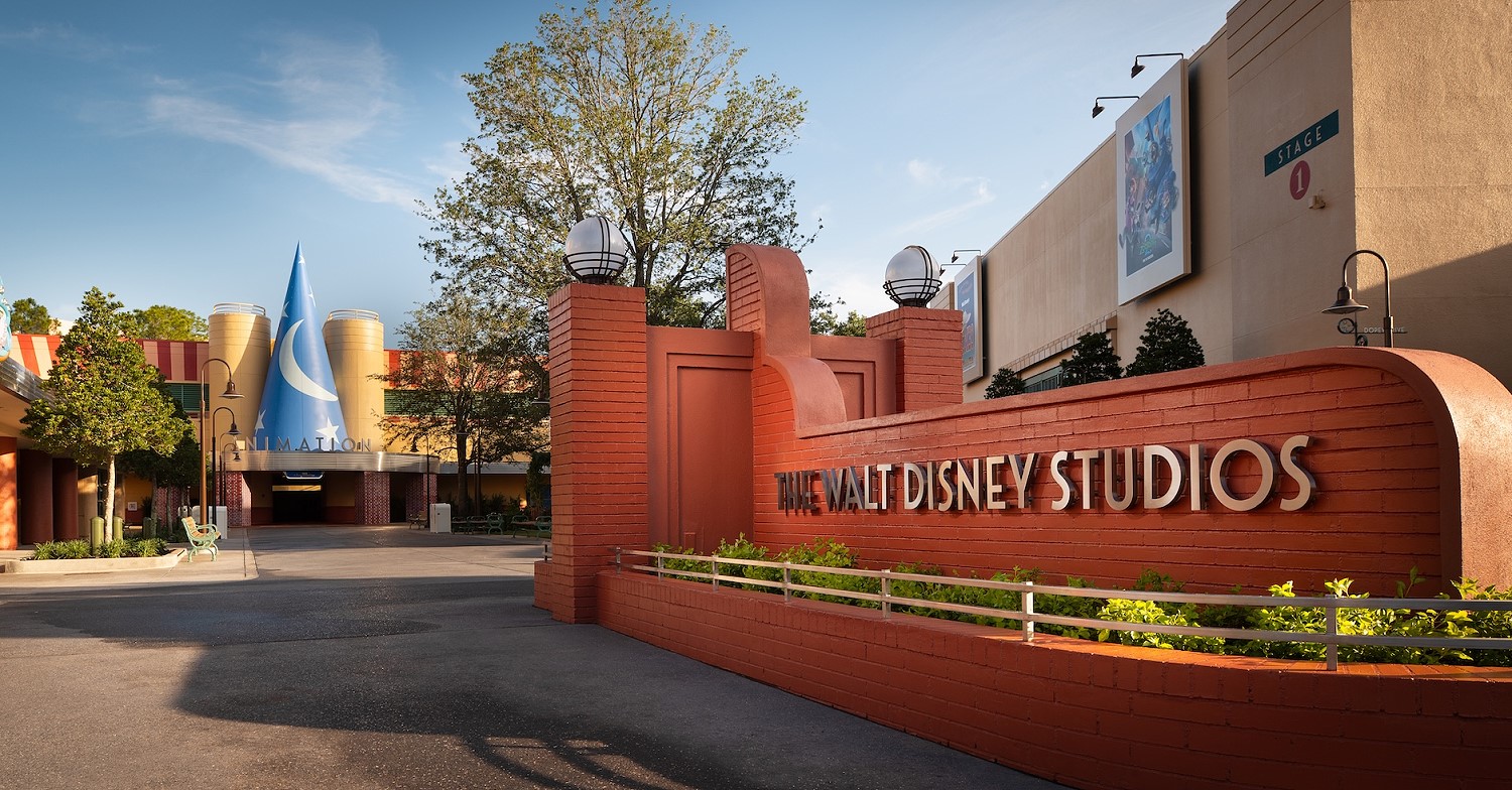 Walt Disney Studios Lot Eingangsbereich des The Walt Disney Stuios Lot in Disney's Hollywood Studios mit Mickeys blauenm Zauberhut über dem Eingang