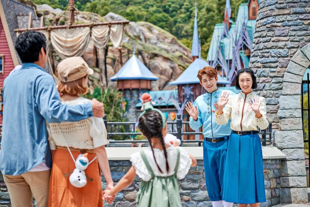 04_HKDL_World-of-Frozen_Citizens-of-Arendelle_03-1024x683.webp