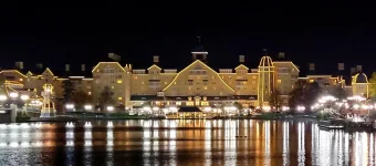 Newport Bay Club bei Nacht